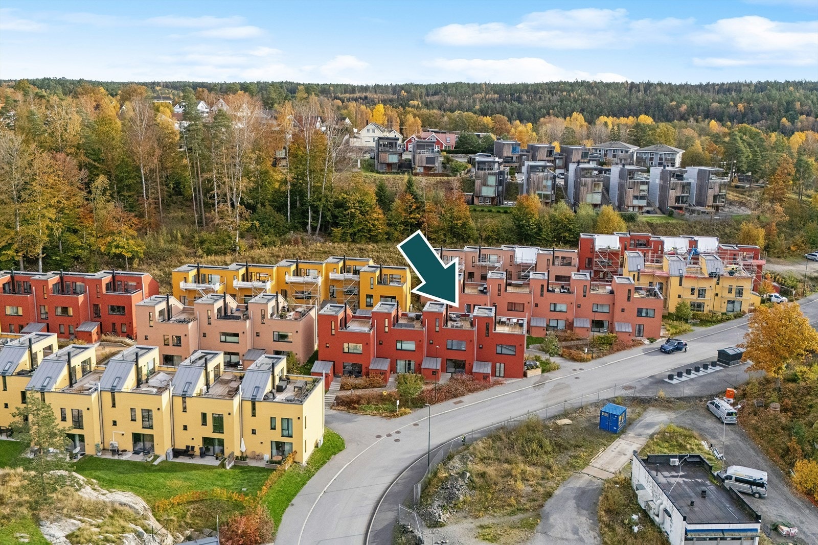 Det er kort vei til barnehage, strand, flere badeplasser, lekeplasser, spa-hotell og aktivitetsmuligheter både sommer- og vinterstid. Galleribilde