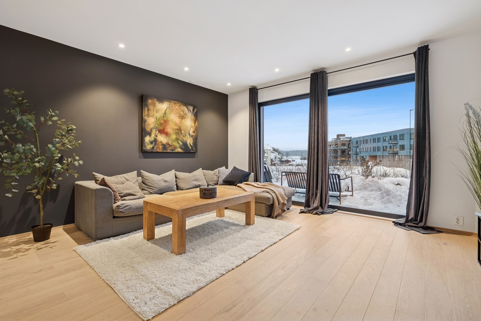 Stuen har pen en-stavs parkett, spotlights i tak og slettmalte vegger. Galleribilde