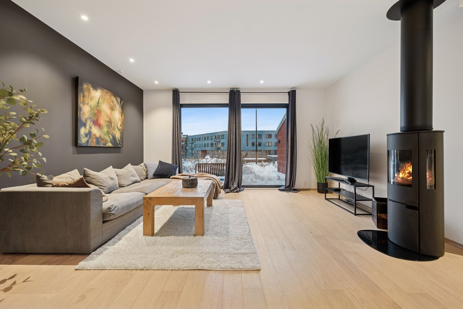 Det er flere store vindusflater som slipper inn mye naturlig lys og skaper en god atmosfære i rommet. Galleribilde