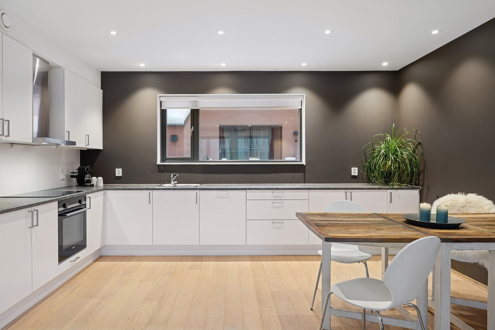 Kjøkkenet er innredet i en praktisk form og har godt med både skap- og benkeplass. Galleribilde