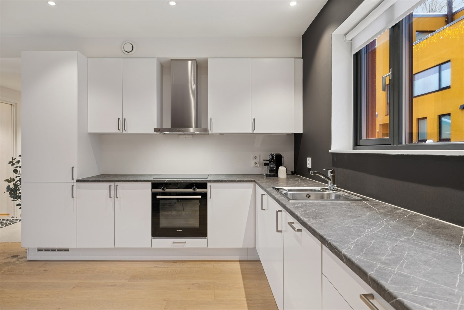 Innredningen har glatte fronter, laminat benkeplate med planlimt kum i kompositt og et blandebatteri i rustfritt stål. Galleribilde