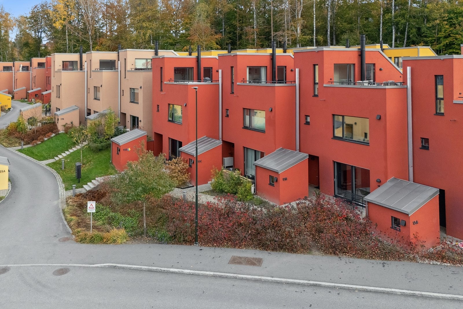 Parkering i felles carport.-rekke. Øvrig parkering iht. områdets gjeldende bestemmelser. Galleribilde