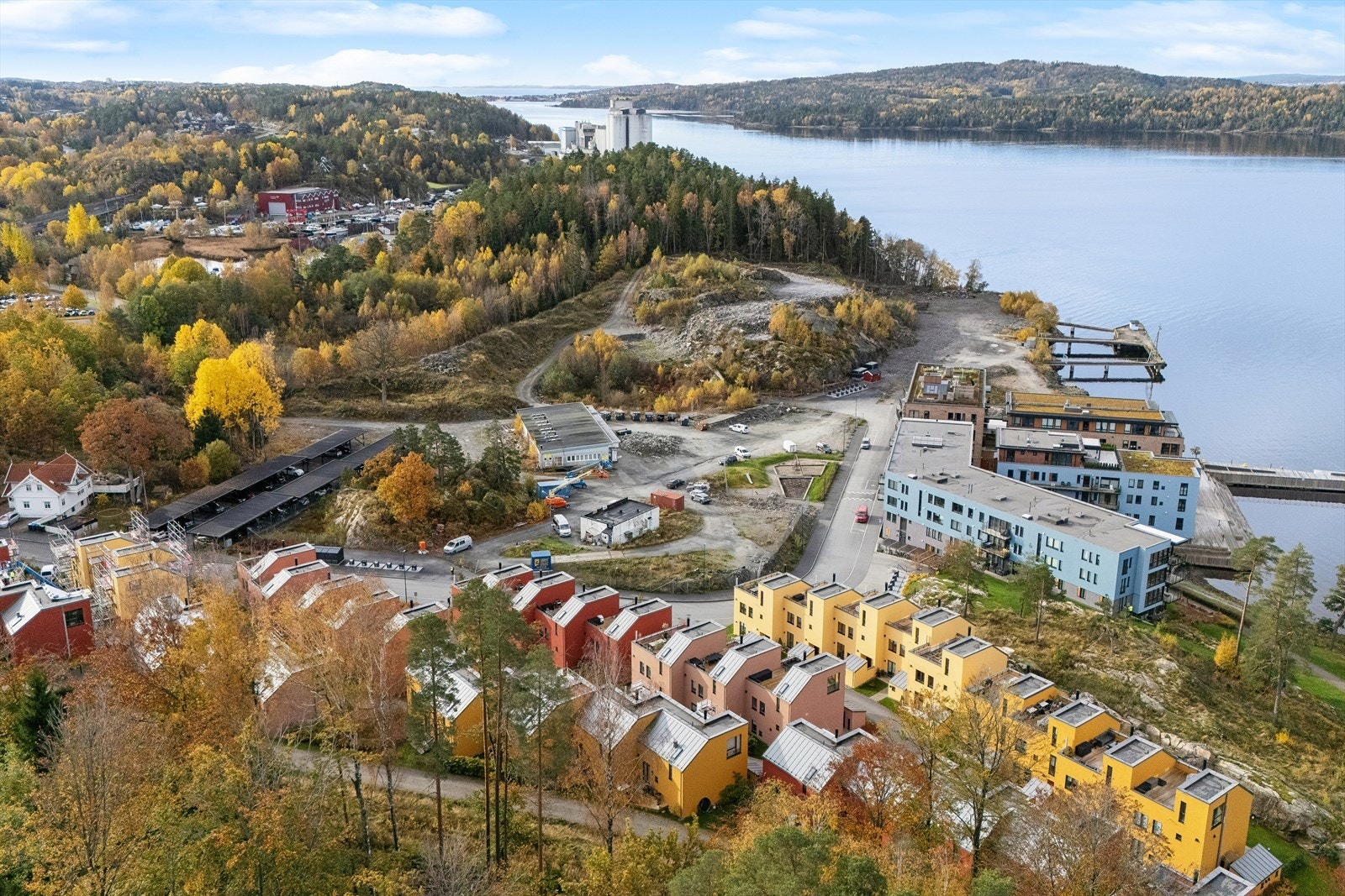 En lys og moderne bolig fra 2022 over tre plan med attraktiv beliggenhet ved Mossesundet. Her får du god plass, gjennomtenkt planløsning og nærhet til både natur og byliv. Galleribilde