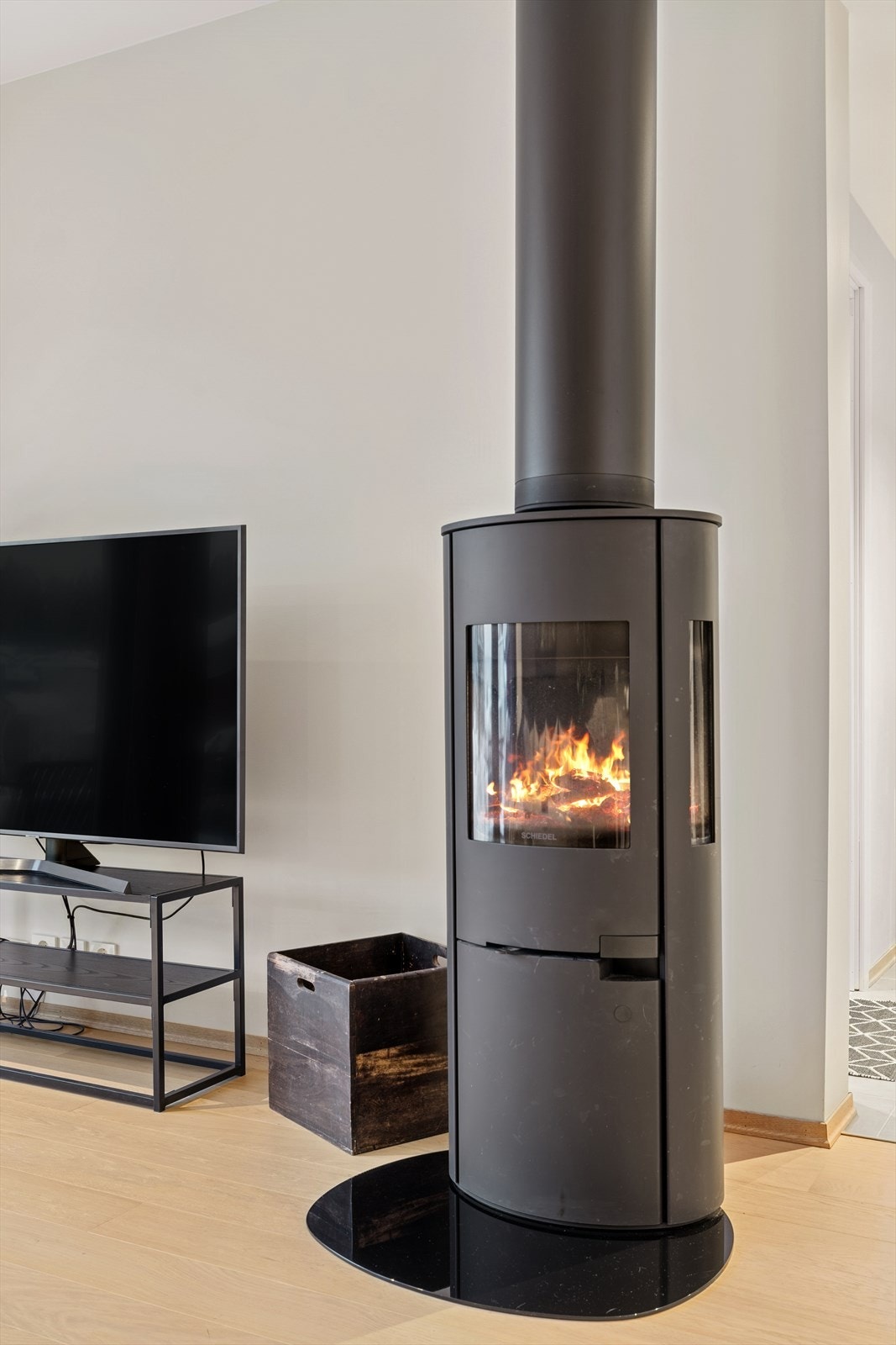 Peisovn er montert for både hygge og varme på kalde dager. Galleribilde