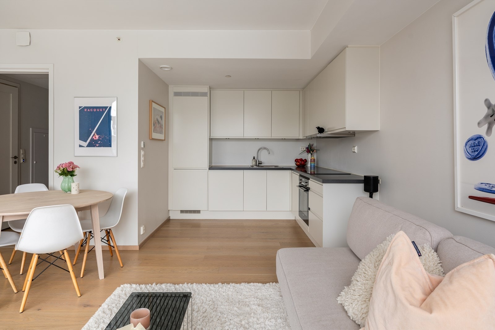 Kjøkkeninnredning med slette fronter og skap som går helt opp til taket Galleribilde