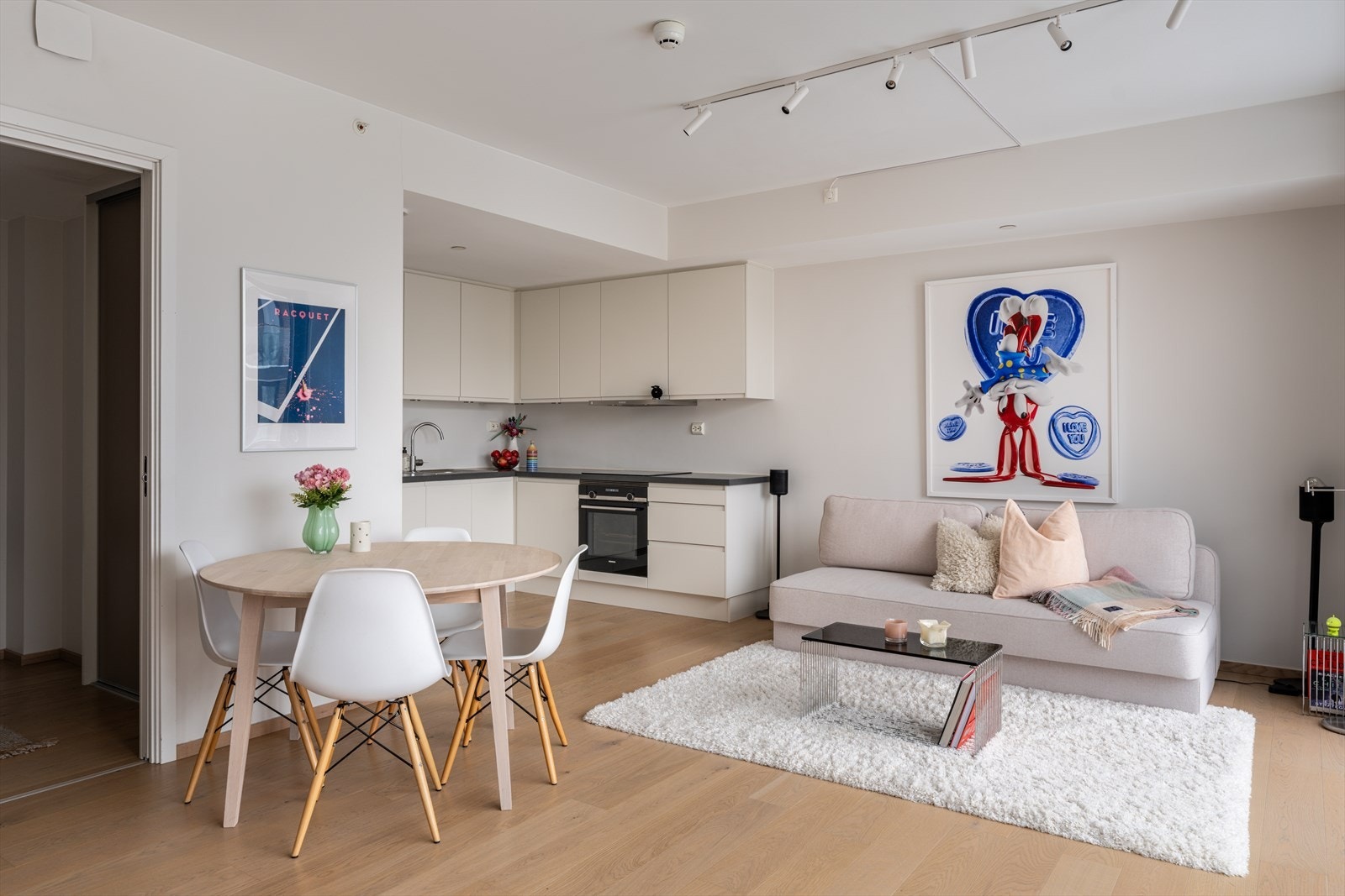 Her bor du meget sentralt og attraktivt til midt i smørøyet på Lilleaker, med gangavstand til "alt". Denne må oppleves! Galleribilde