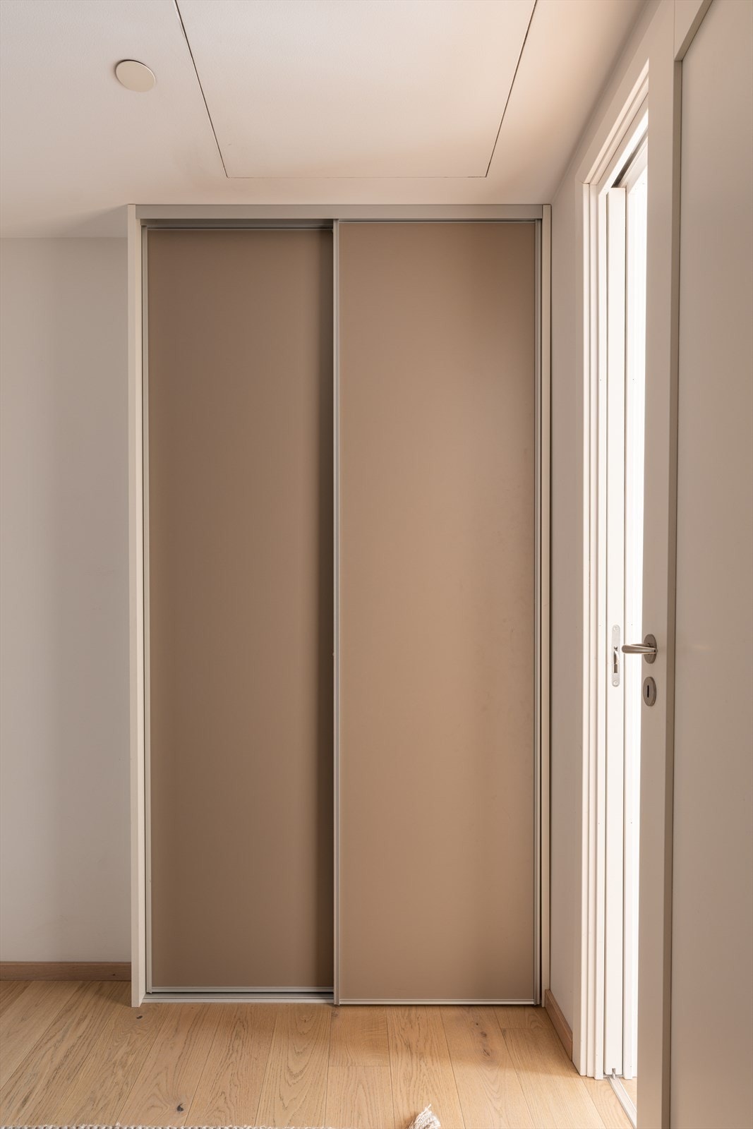 Skyvedørsgarderobe i entré Galleribilde