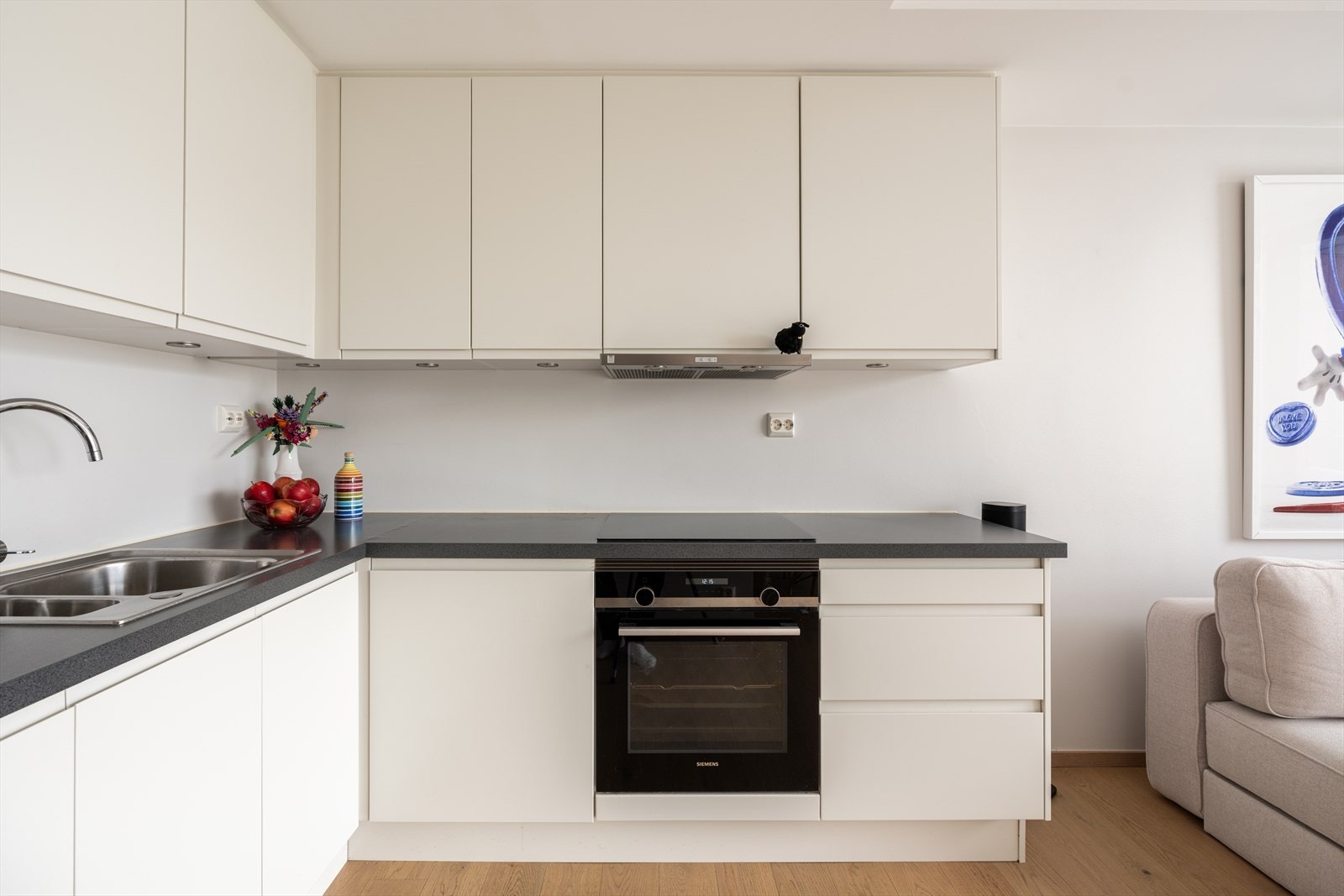 Her er det rikelig med skap og benkeplass Galleribilde