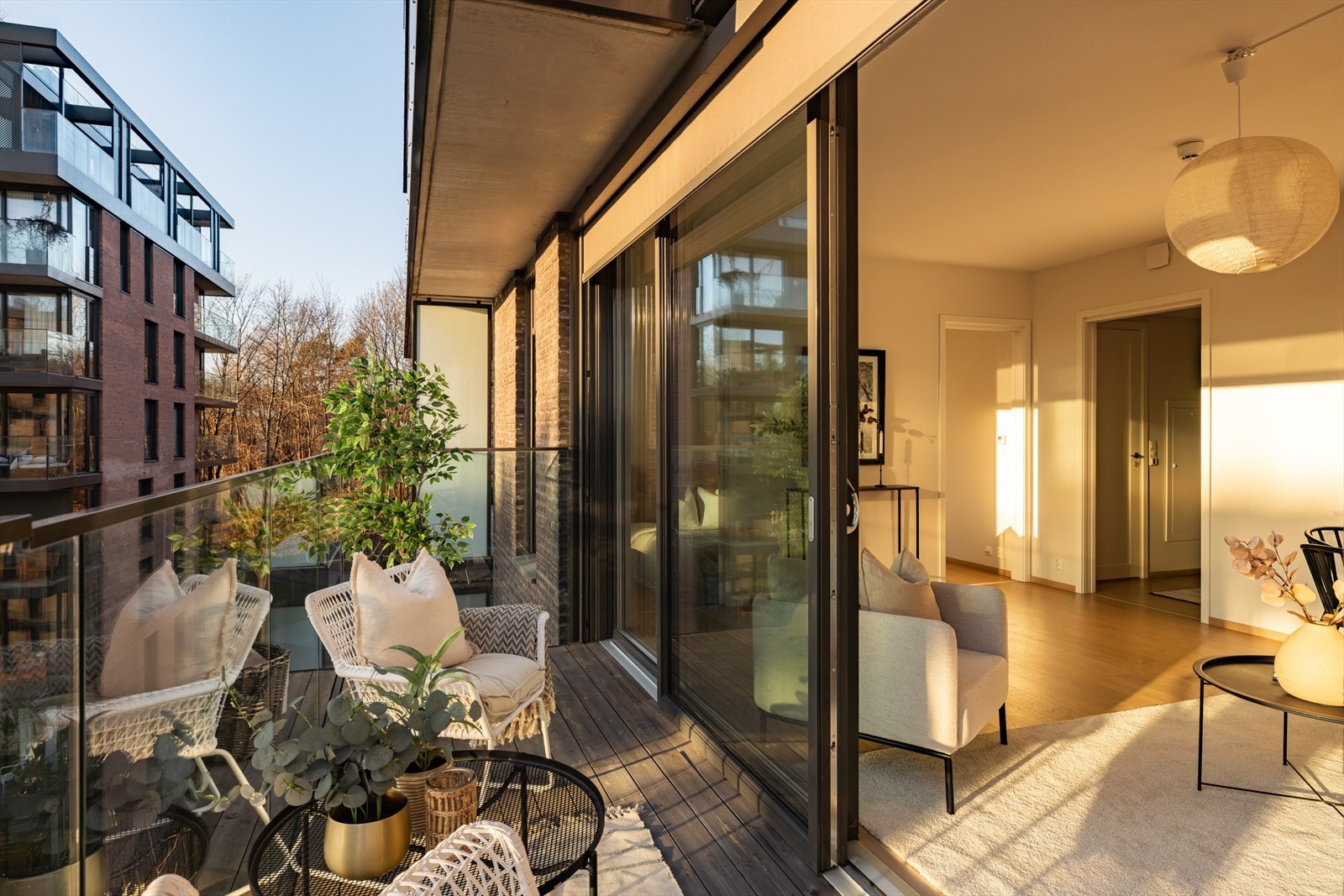 Fra stuen er det utgang til en stor sydvendt balkong på ca. 7 kvm - Bilde hentet fra tidligere boligannonse Galleribilde