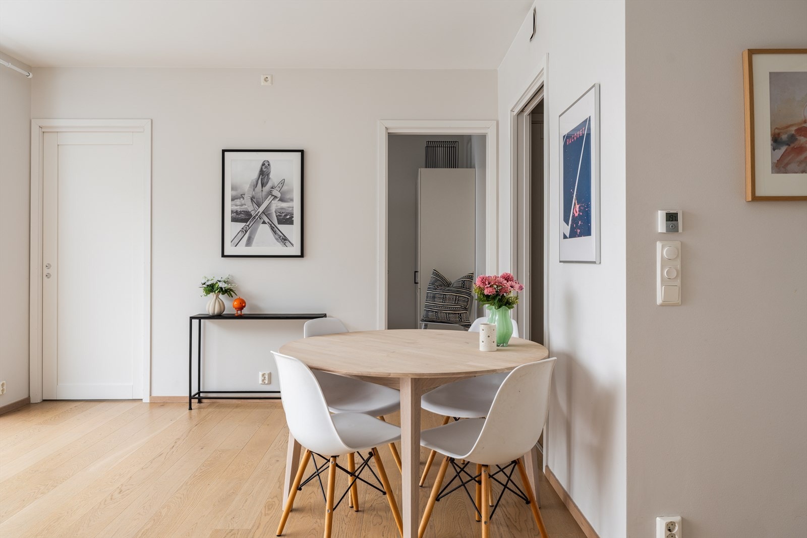 Stuen har plass til spisebord, perfekt for sosiale sammenkomster Galleribilde