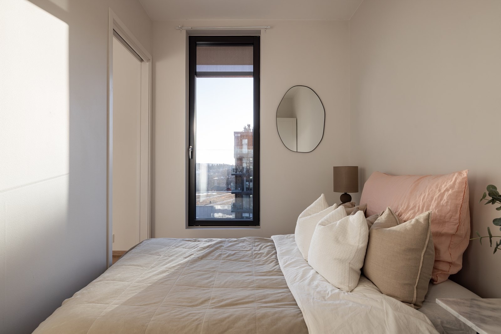 Leilighetens soverom har god plass til dobbeltseng og ønskelig møblement - Bilde hentet fra tidligere boligannonse Galleribilde