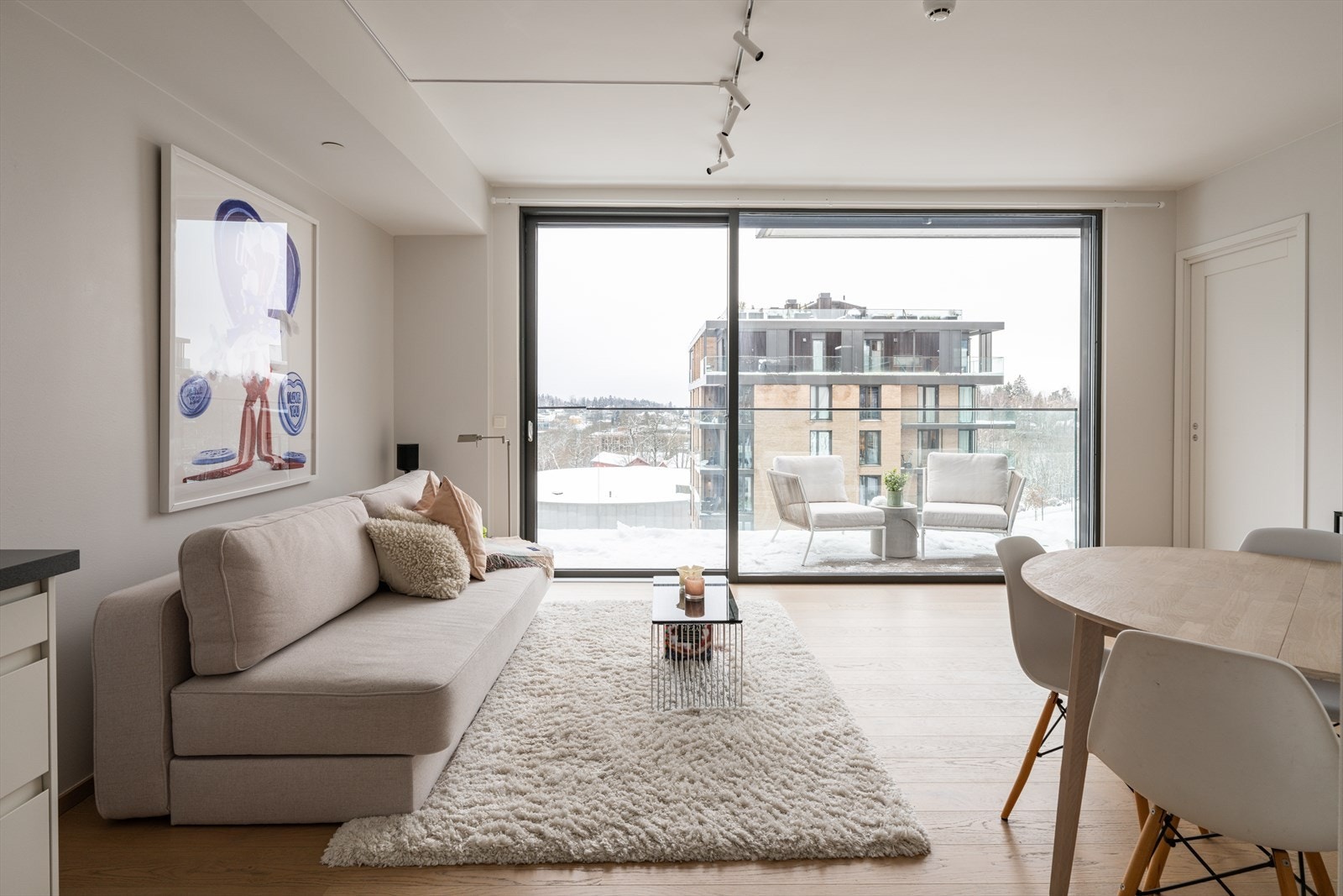 Store vindusflater som slipper inn rikelig med naturlig lys Galleribilde