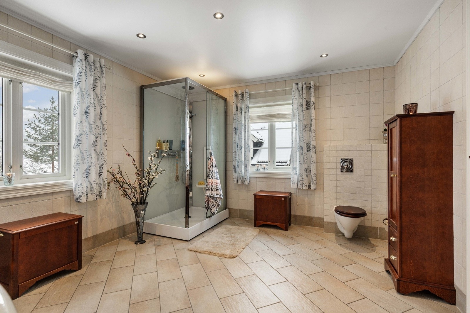 Innredningen består av dusjkabinett, toalett, Duo dobbel vask med underskap, høyskap og stort speil, noe som gir rikelig med både benke- og oppbevaringsplass. Galleribilde