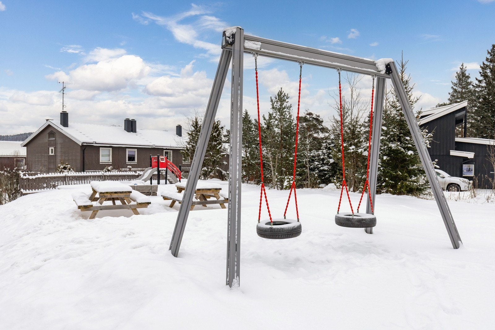 Felles lekeplass i rett utenfor eiendommen. Galleribilde