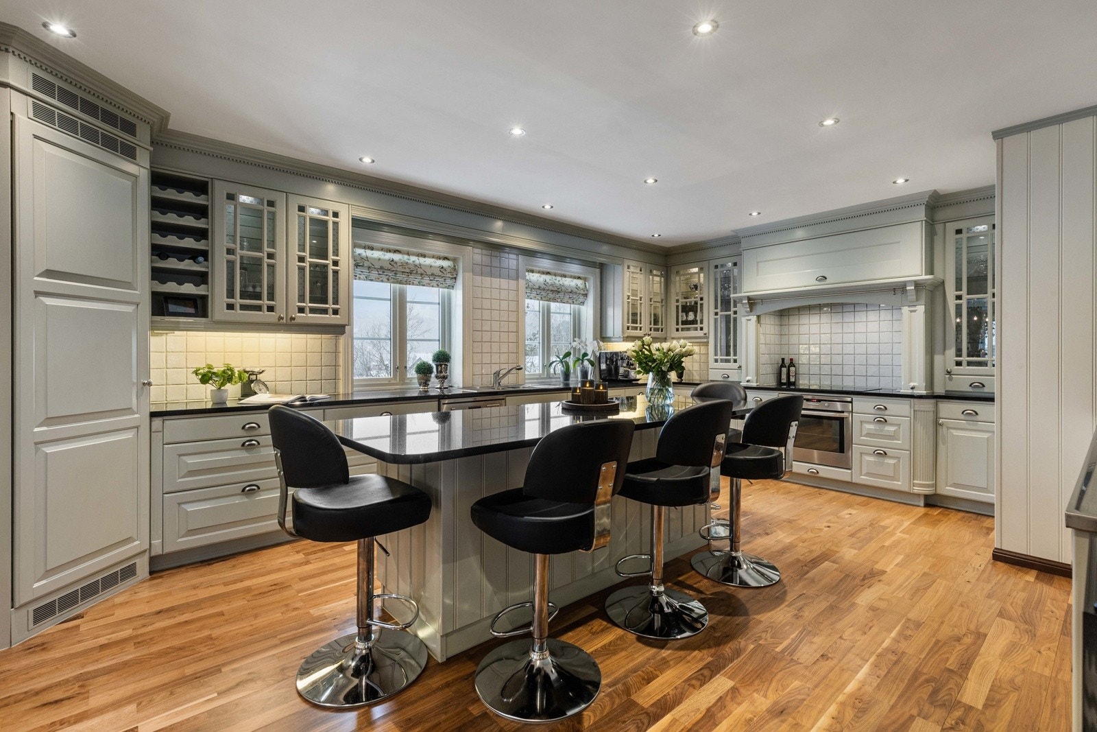 Innredningen har profilerte fronter, vitrineskap og granittbenkeplate med nedfelt utslagsvask. Galleribilde