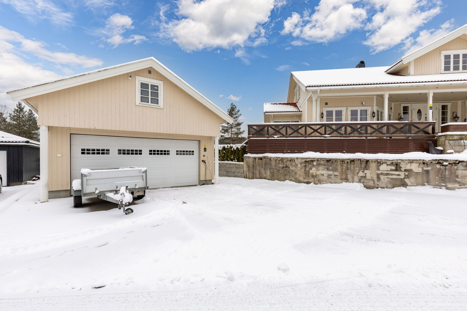 Gode parkeringsmuligheter i garasje og på egen eiendom. Galleribilde
