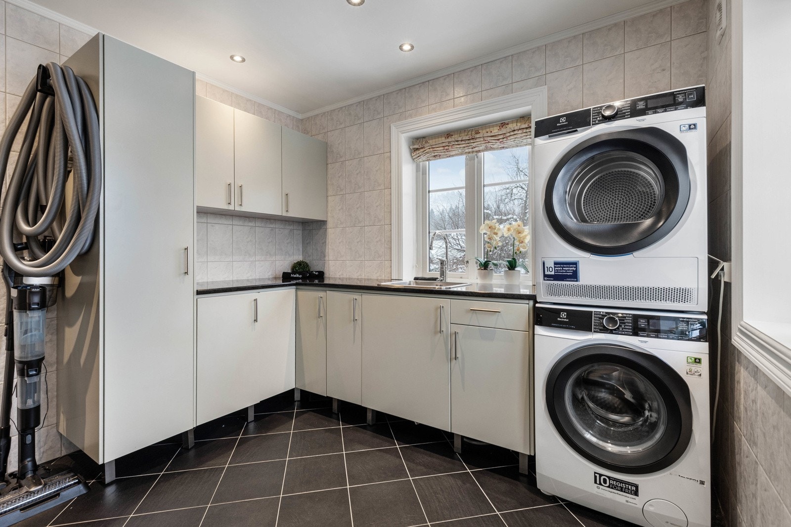 Praktisk planløsning med direkte adkomst til både gjestetoalett og vaskerom fra entréen - ideelt for barnefamilier, hvor yttertøy raskt kan legges rett til vask. Galleribilde