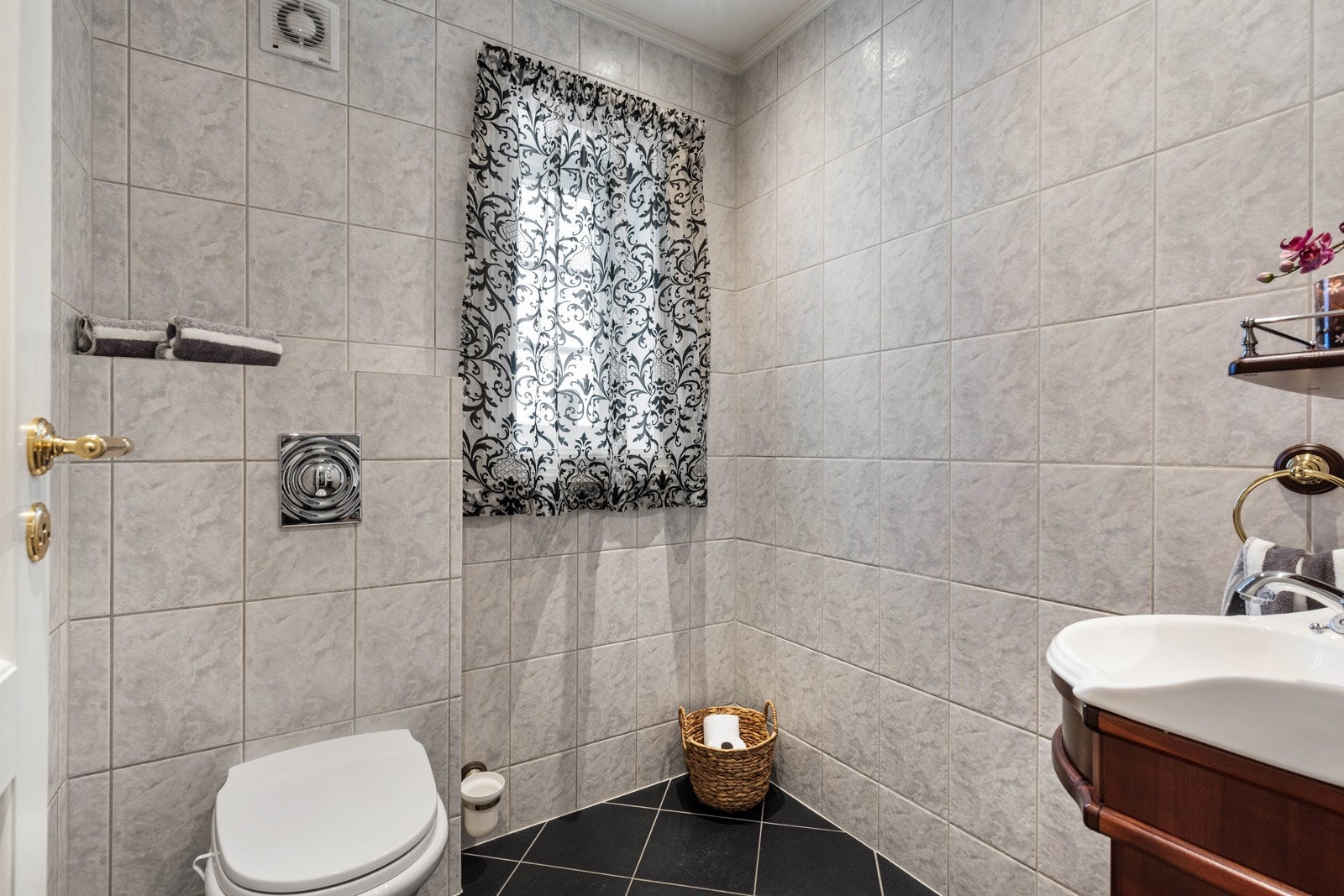 Toalettrommet har direkte adkomst fra boligens entré og er innredet med toalett fra Miller og servant. Galleribilde