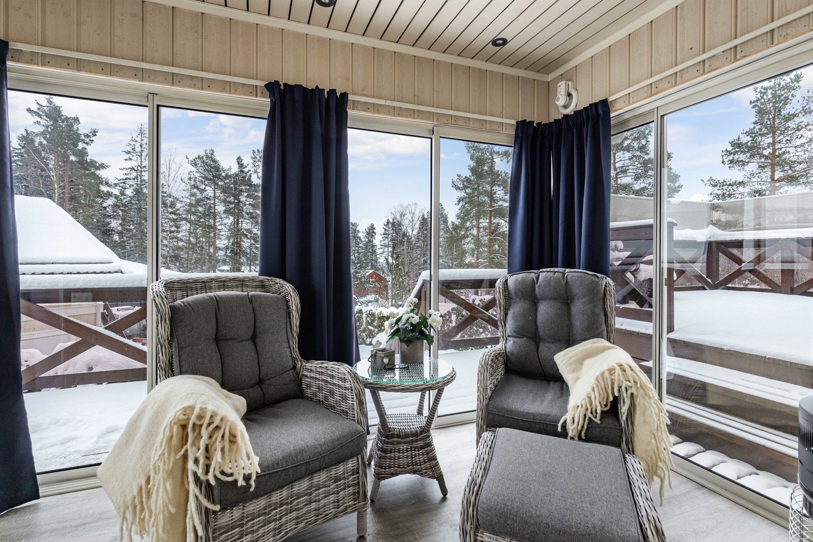 Fra stuen er det adkomst til en flott vinterhage med god plass til møblement. Galleribilde