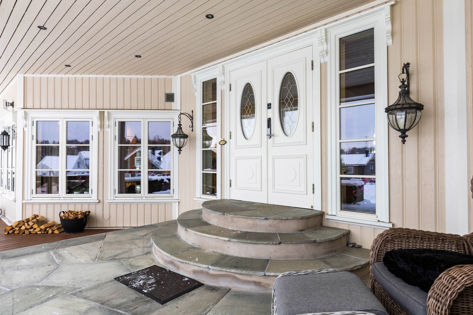 Inngangspartiet er meget flott, med skiferlagte trapper som leder opp til inngangen. Galleribilde