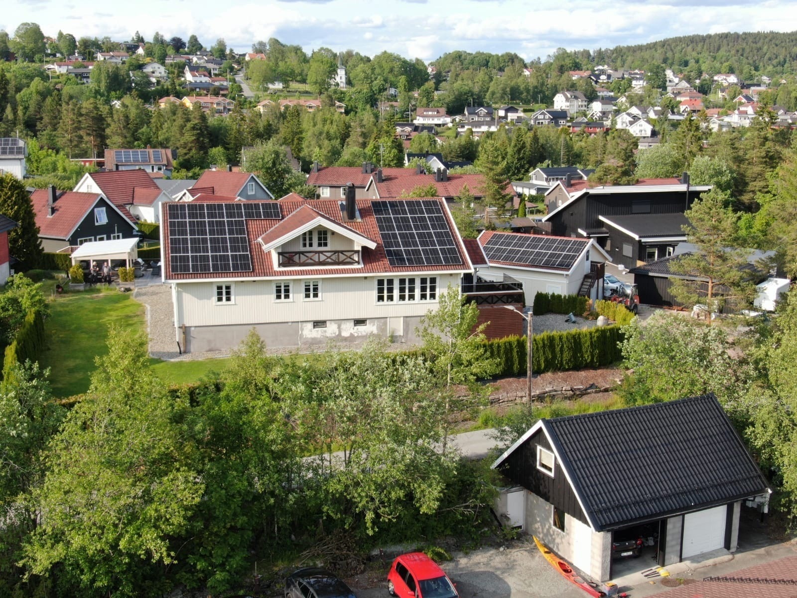 Sommerbilde - Boligen er utstyrt med solcellepanel installert i 2022. Galleribilde