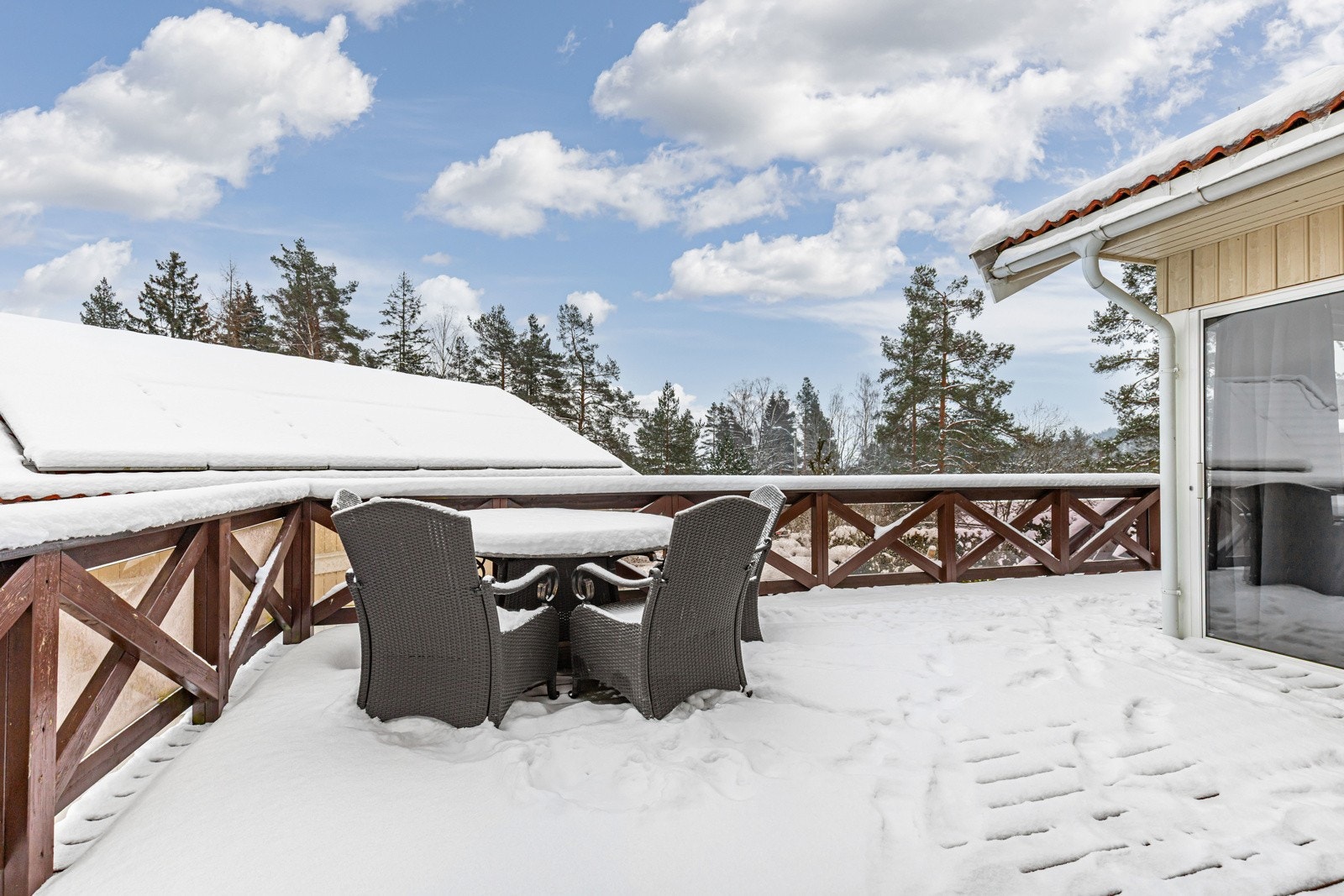 Videre ut kommer du til boligens store tarrrasse på ca. 152 kvm med gode møbleringsmuligheter over flere soner. Galleribilde