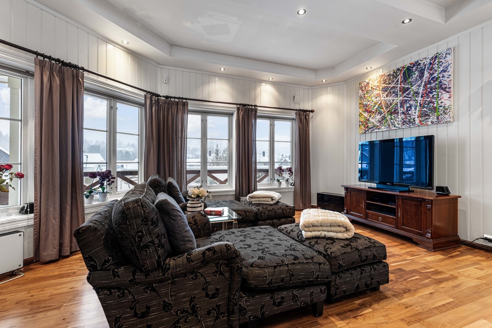 Store vindusflater slipper inn rikelig med naturlig lys. Galleribilde