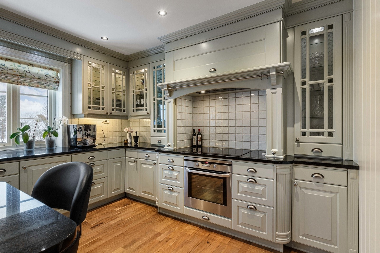 Kjøkkenet er utstyrt med stort kjølehjørne, komfyr/platetopp, mikrobølgeovn og oppvaskmaskin. Galleribilde