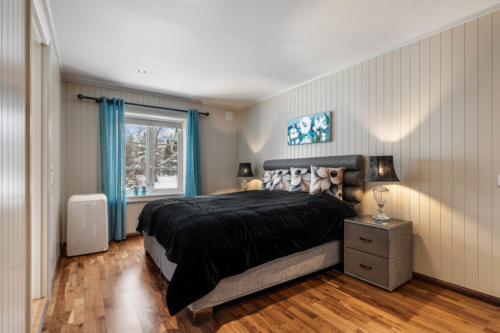 Hovedsoverommet ligger i 1. etasje og har direkte adkomst til eget bad. Galleribilde