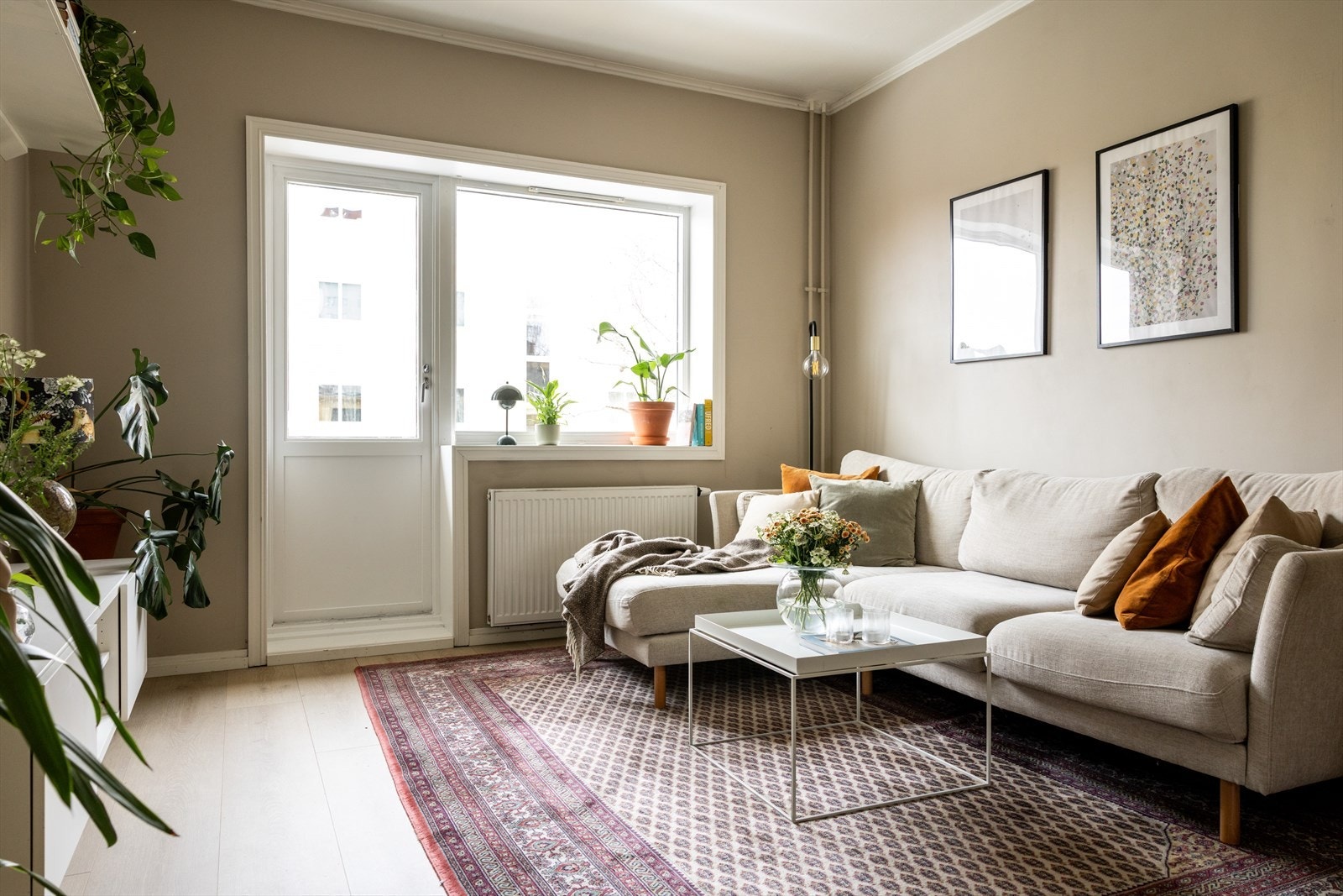 En nydelig stue som er av god størrelse med plass til både sofaløsning og spisebord Galleribilde