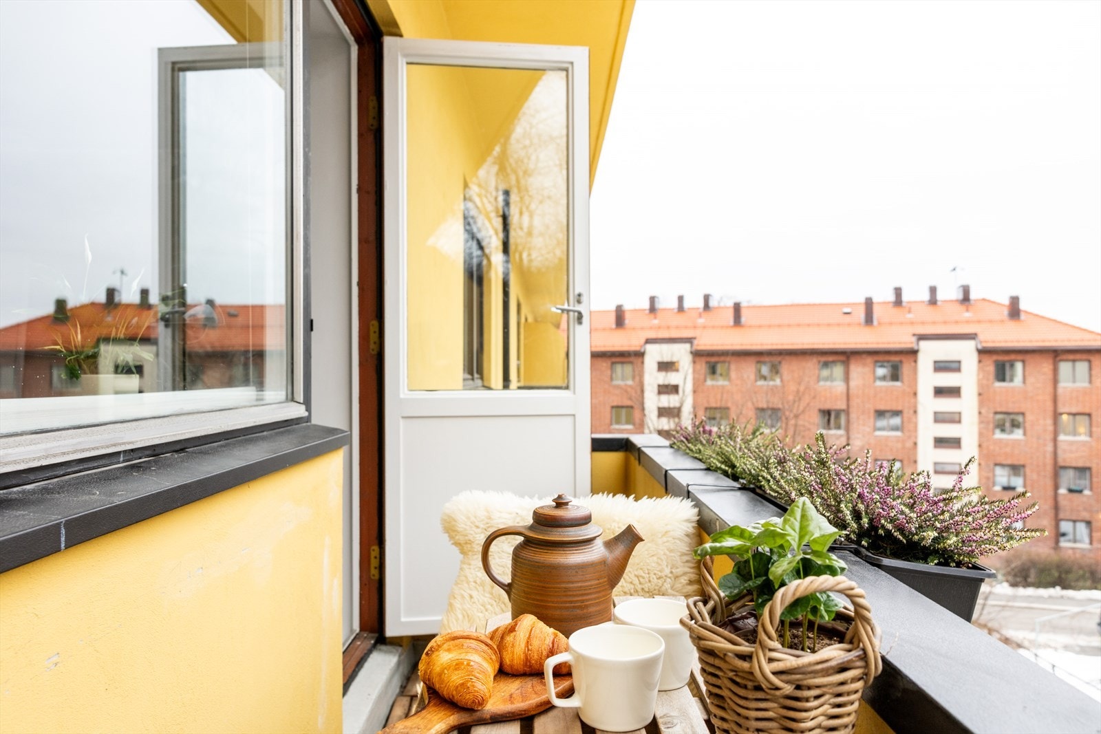 Selger opplyser om at det er sol på balkongen fra ca. kl. 14-19 på sommerstid Galleribilde