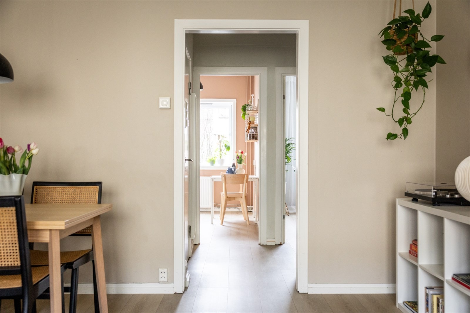 Fra stuen ser du rett mot kjøkkenet Galleribilde