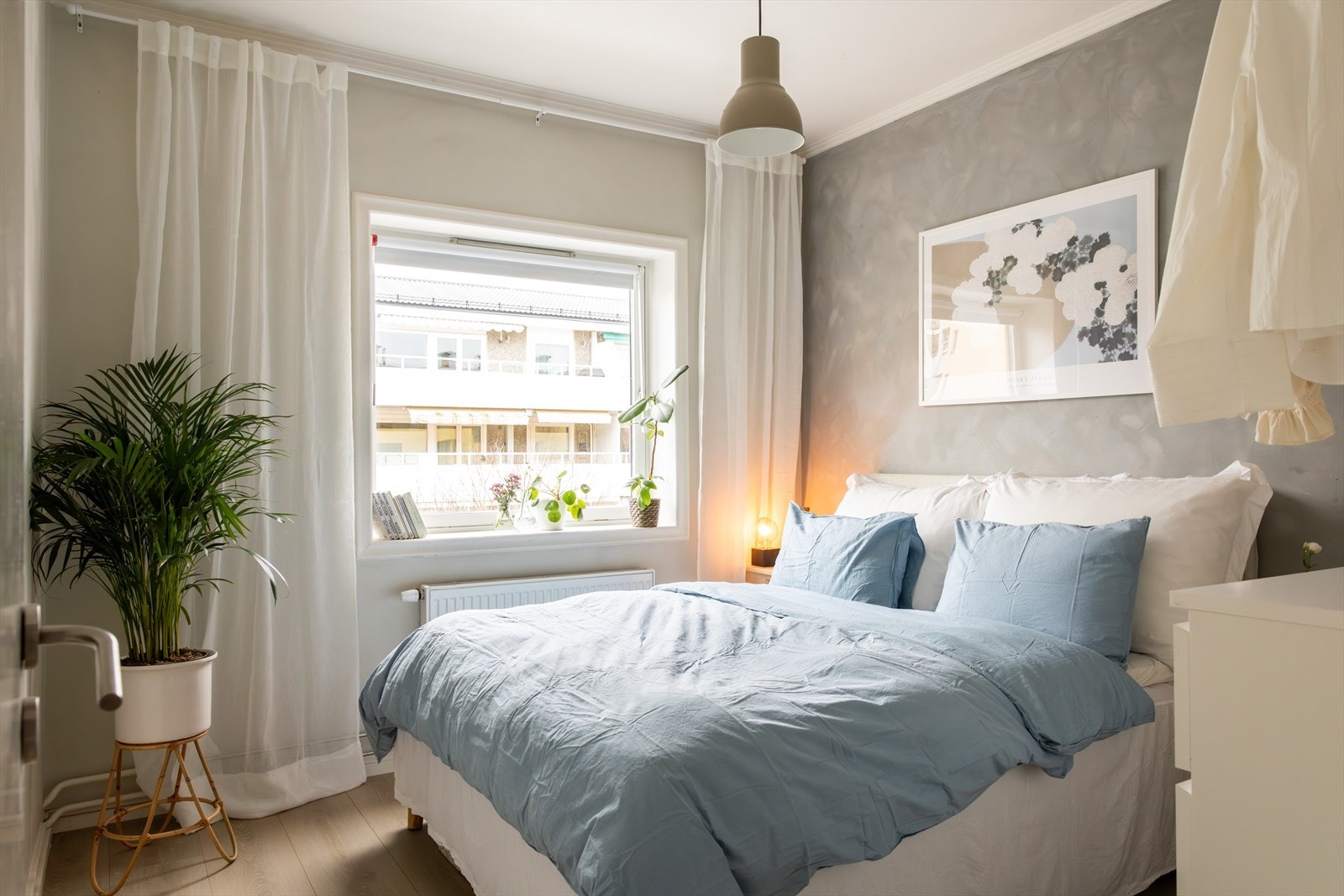 Soverommet er av god størrelse med plass til dobbeltseng og nattbord Galleribilde