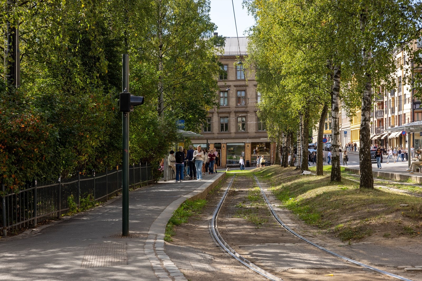 Grünerløkka med yrende byliv, restauranter, butikker og kollektivtilbud. Galleribilde