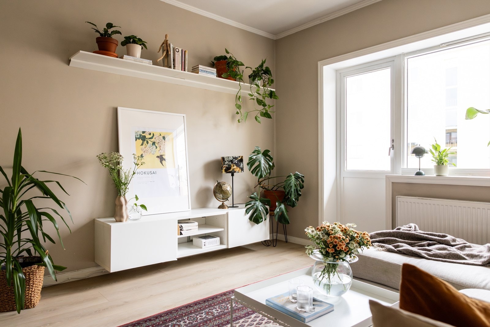 På gulvet er det lagt pene en-stavs gulv Galleribilde