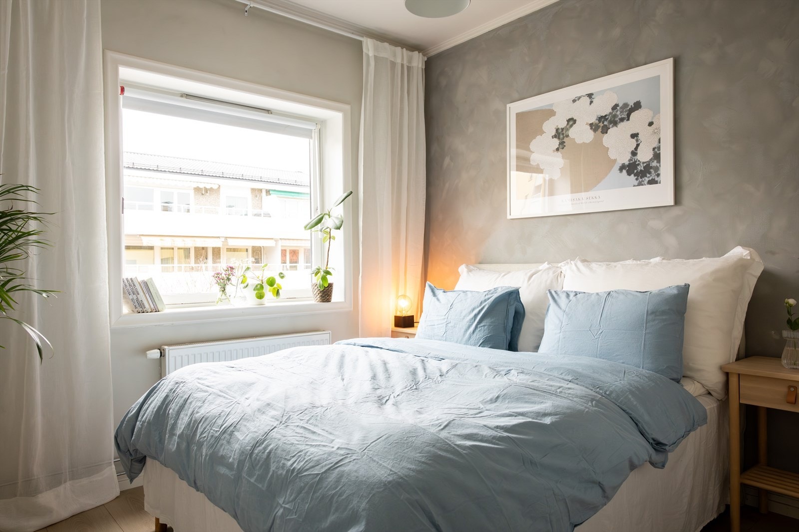 Veggene er malt i en behagelig fargetone, med en kalkvegg i kontrast Galleribilde