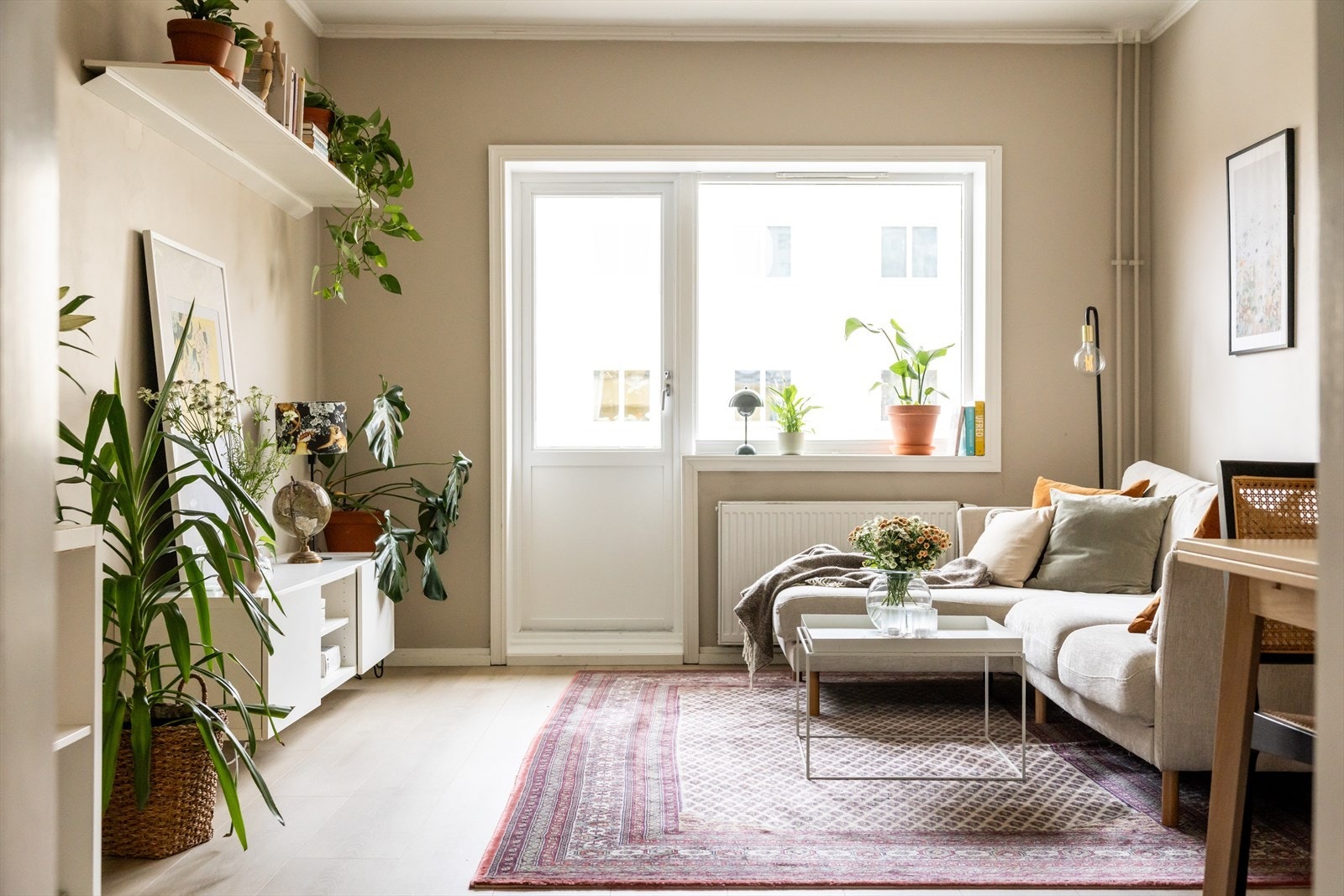 Store vindusflater gir stuen en meget god atmosfære Galleribilde