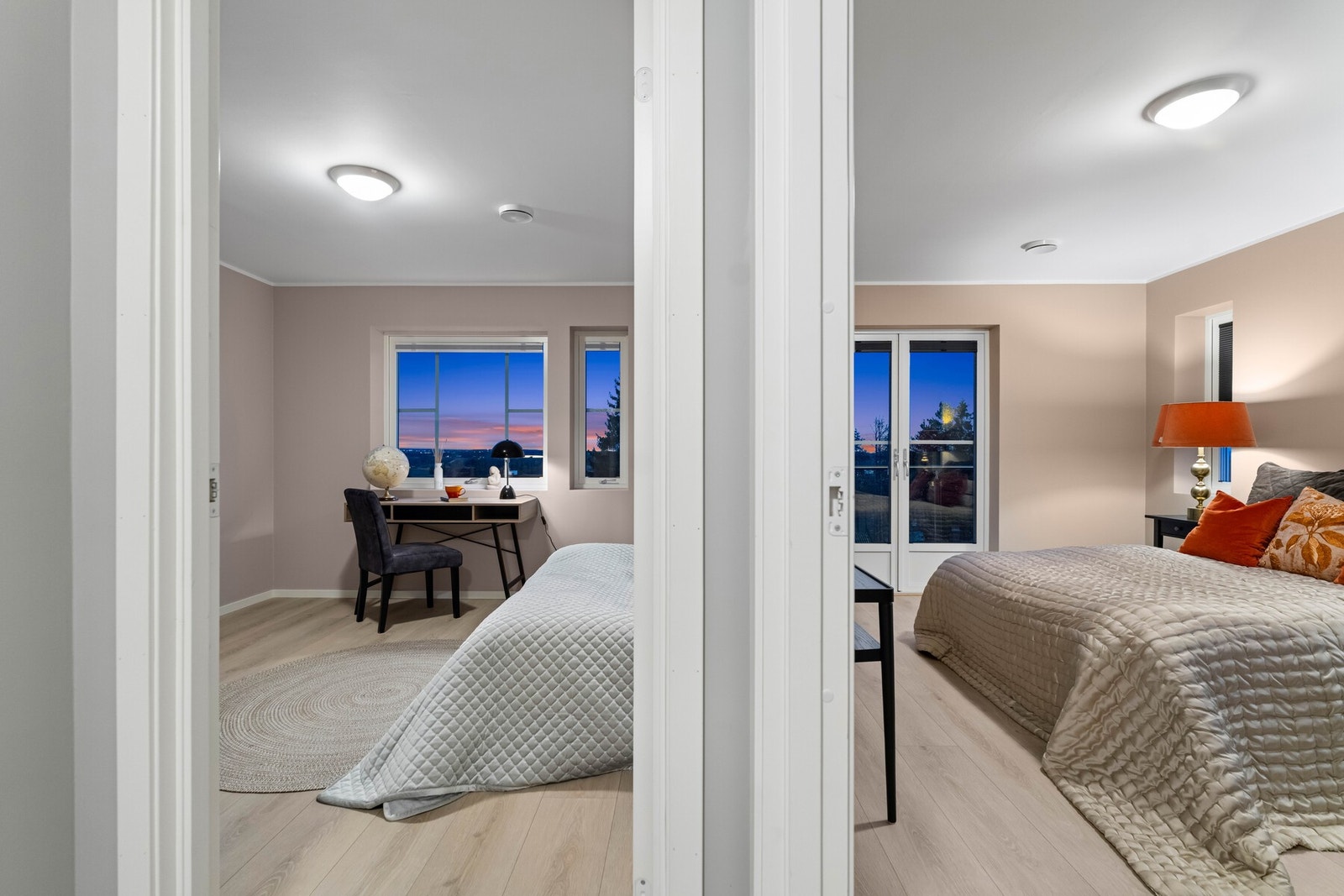 Fra gangen er det adkomst til flere av soverommene i etasjen. Galleribilde