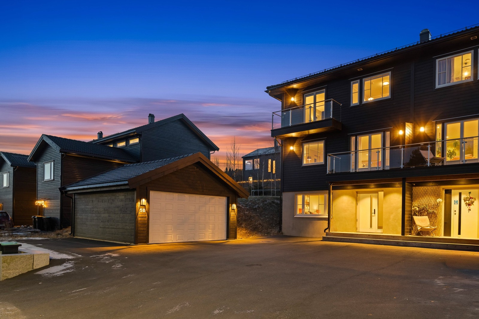 Eiendommen har koselig opparbeidet hage, romslig gårdsplass med kantstein og isolert dobbelgarasje fra 2021 med elbillader. En perfekt bolig for barnefamilier. Galleribilde