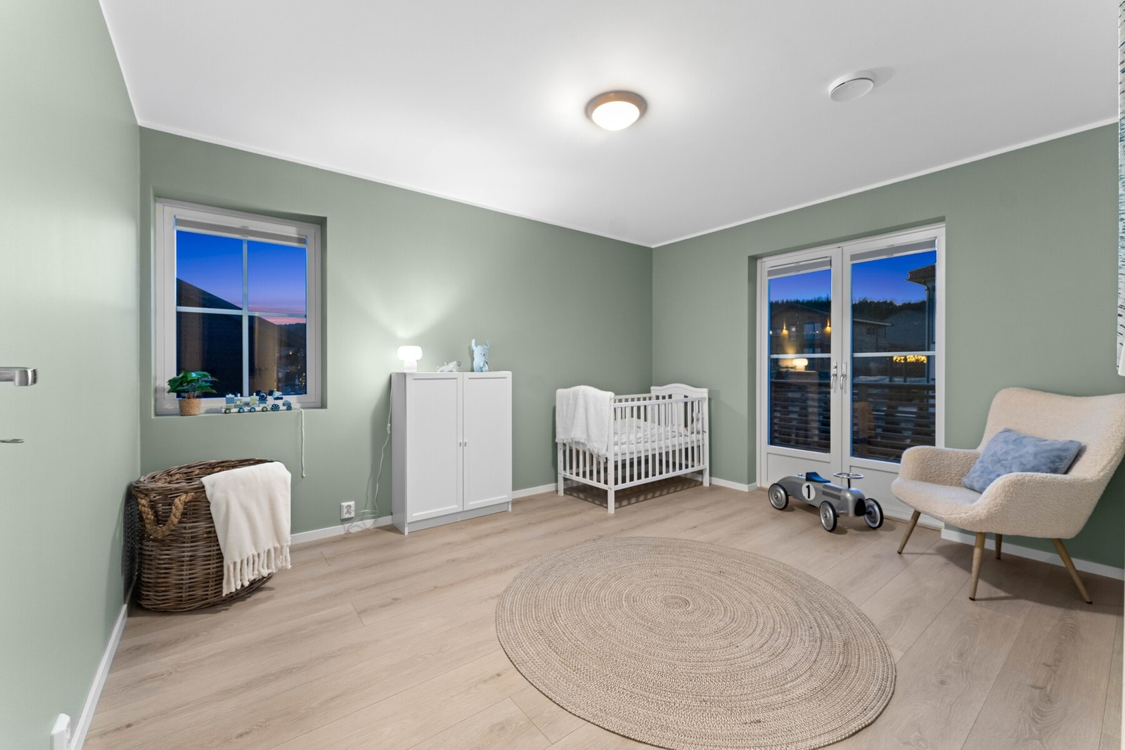 Boligens fjerde soverom er malt i 2025 i en stilfull fargetone som gir rommet en lun og god atmosfære. Herfra er det direkte adkomst til en romslig vestvendt balkong med herlige solforhold på ettermiddag og kveld i sommerhalvåret. Galleribilde