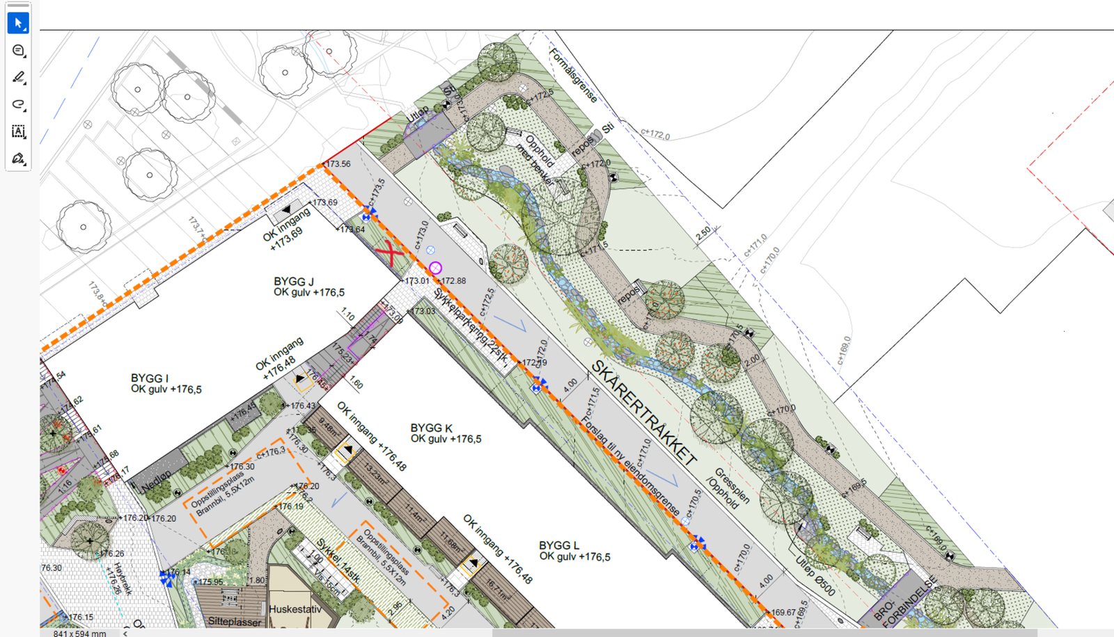 Tegning viser planlagt opparbeidet parkområdet på baksiden av blokka. Det røde krysset illustrerer balkongen. Galleribilde
