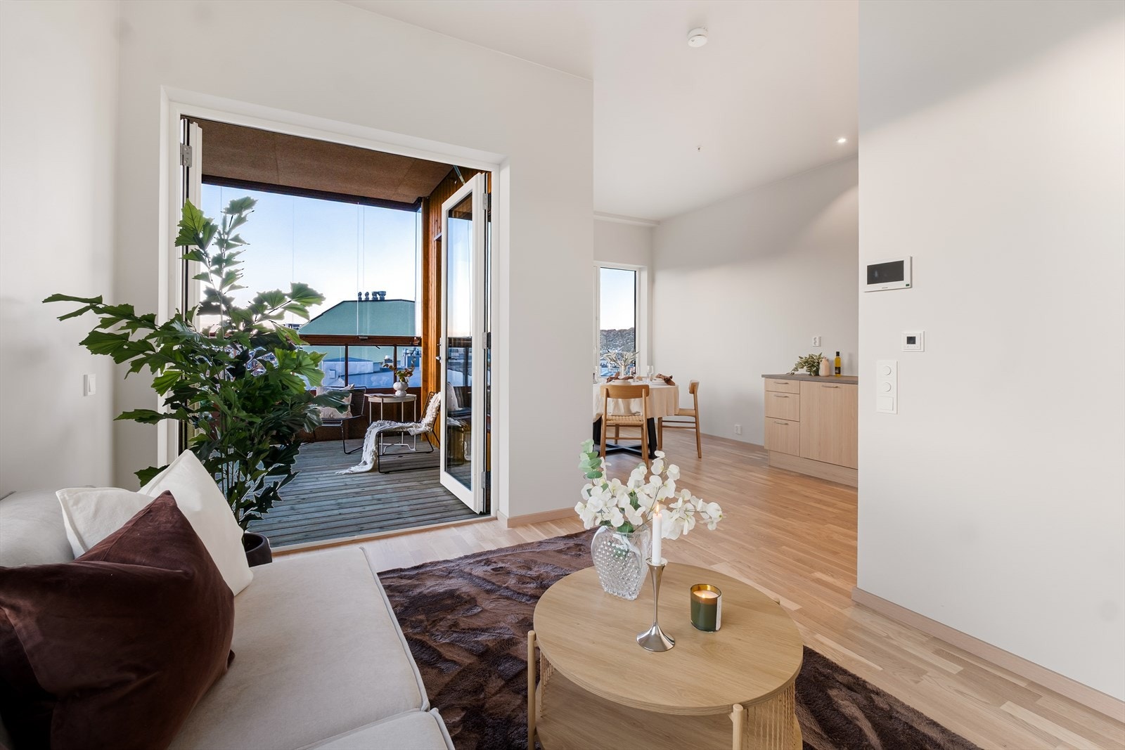 Åpen planløsning mellom stue og kjøkken gir en sosial sone for samvær. Galleribilde