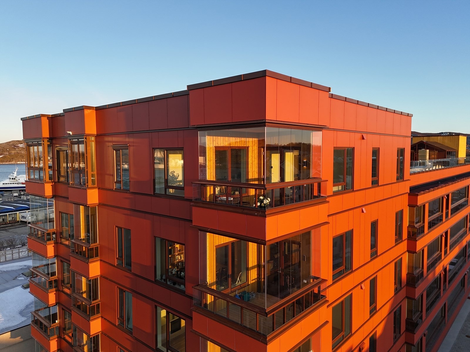 Store vinduer gir rikelig med naturlig lys inn i leiligheten. Galleribilde