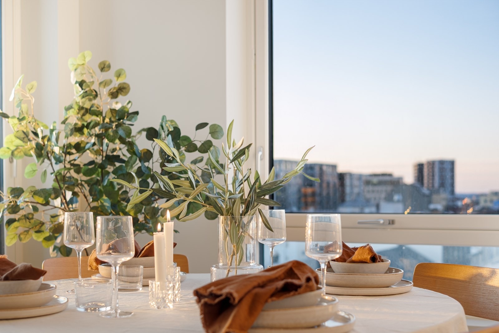 Utsikt mot byen fra spisebordet skaper en hyggelig ramme for måltider. Galleribilde