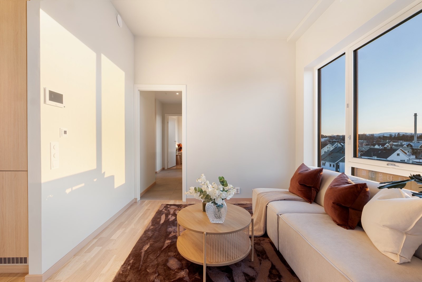 Slettmalte vegger og parkettgulv gir et stilrent og vedlikeholdsfritt rom. Galleribilde