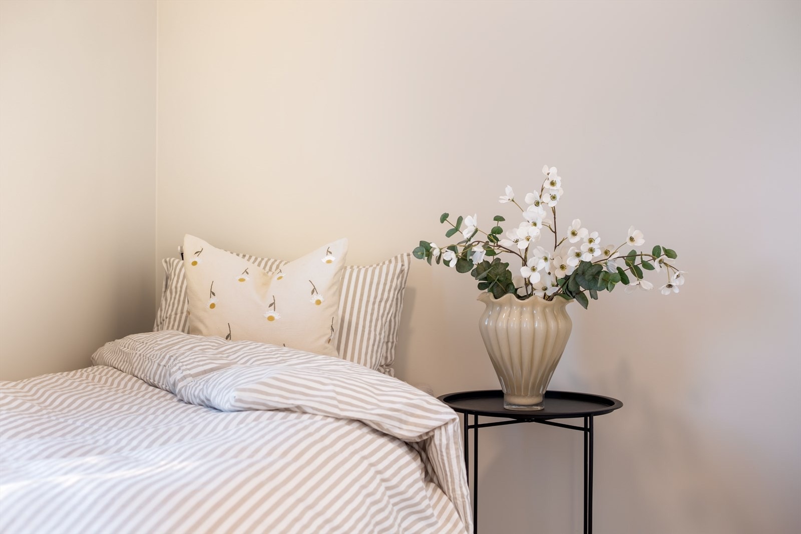 Slettmalte vegger gir et rent og moderne uttrykk i rommet. Galleribilde