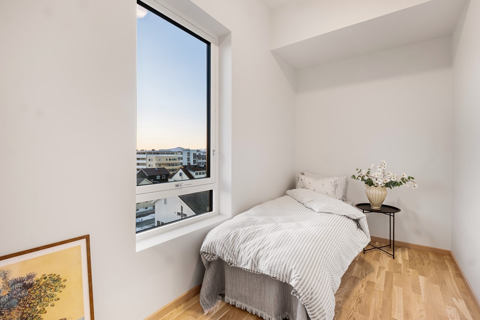 Soverom II har plass til enkeltseng og nattbord ved vinduet. Galleribilde