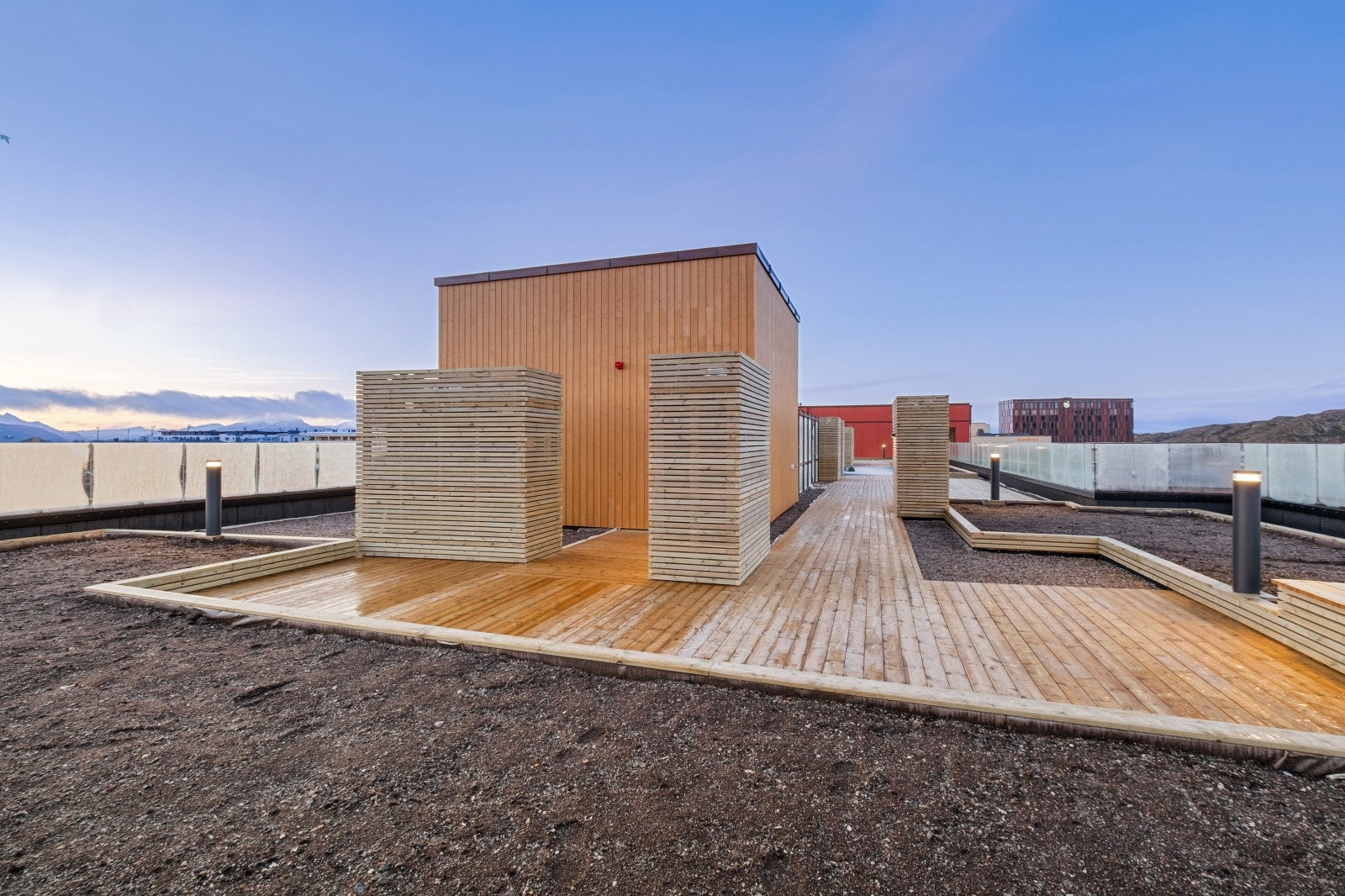 Tredekke og skjermvegger på takterrassen skaper et privat og skjermet uteområde. Galleribilde