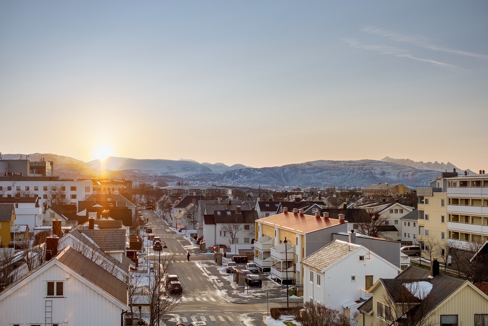 Solnedgangen over fjellene gir en vakker avslutning på dagen. Galleribilde