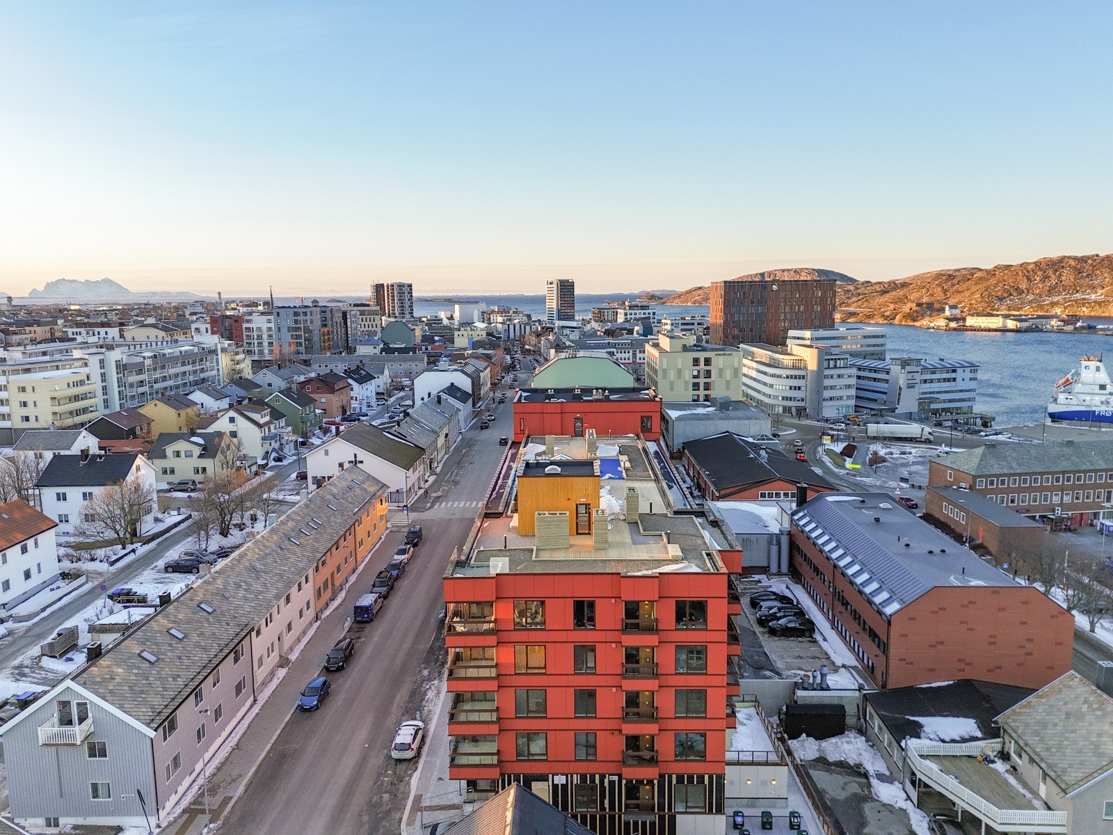 Bygningen er sentralt plassert med nærhet til byens fasiliteter. Galleribilde